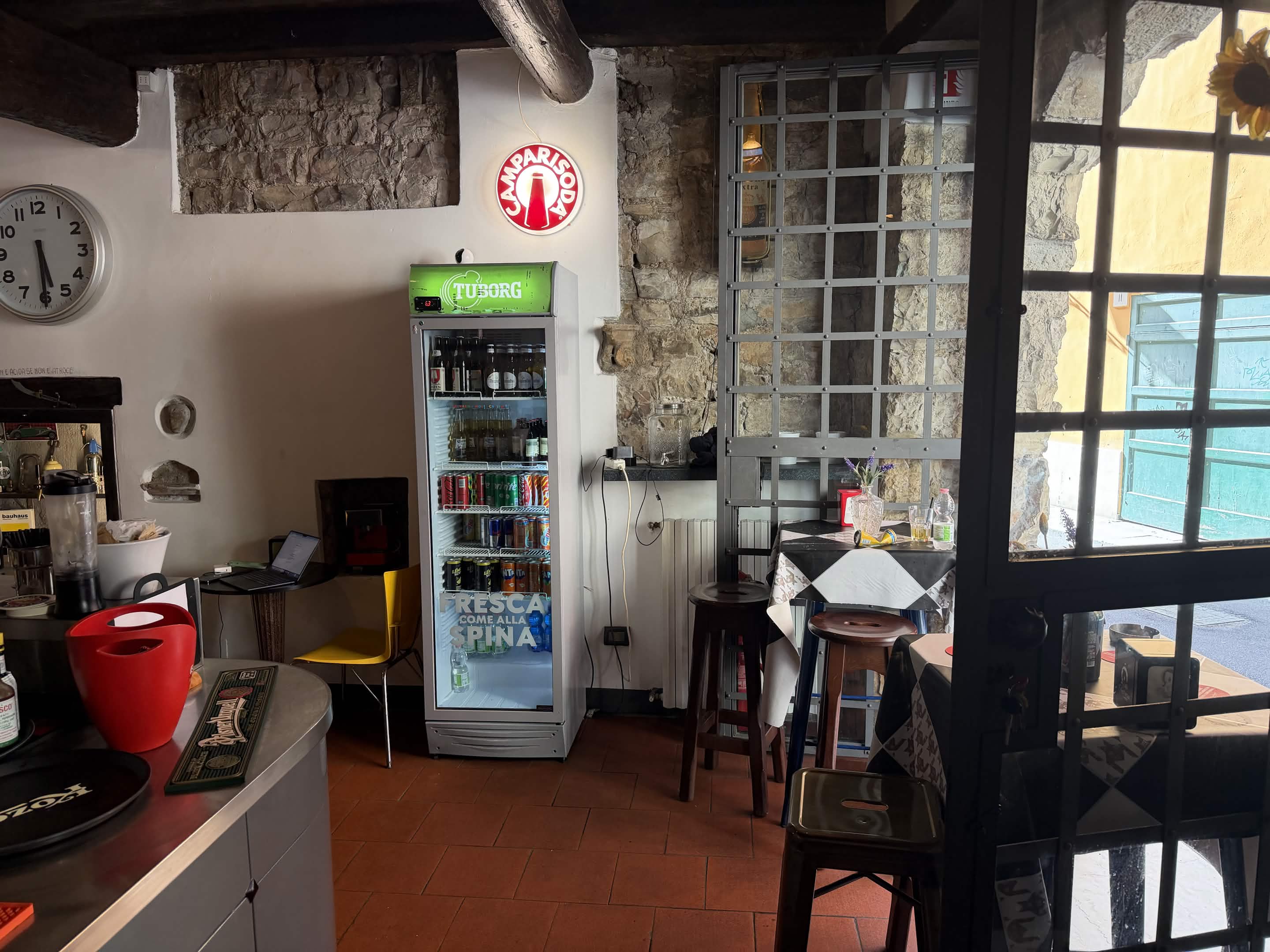 Interno del bancone di ANIMA cocktail bar Brescia